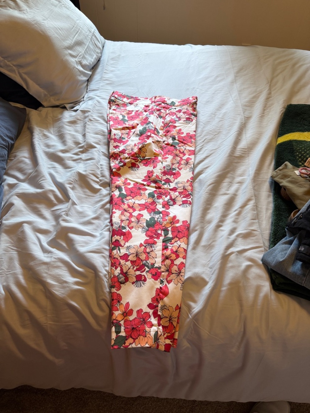 Liz Claiborne Floral Cropped Pants in White, Pink, Red